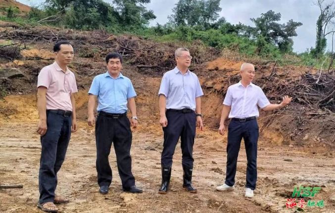 艾轶伦实地调研牛岭农场公司榴莲蜜种植基地建设情况。梅继林 摄